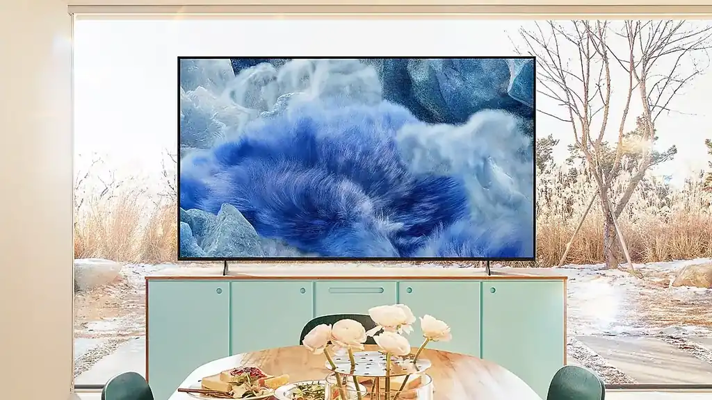 QLED televizor na zidu iznad komode, uz trpezarijski sto