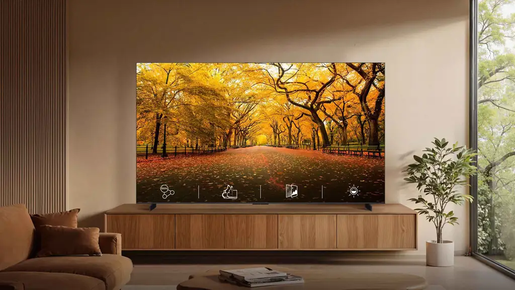 TCL televizor na drvenom zidu dnevnog boravka